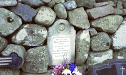 Gravstenen i kirkeg�rdsdiget - Klik for st�rre udgave